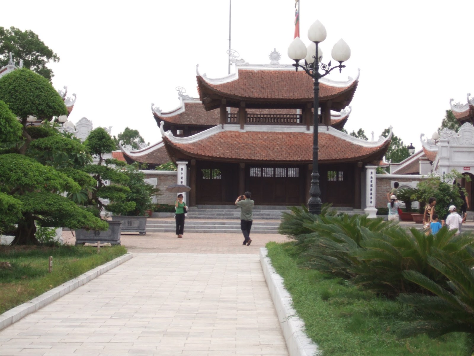 Núi Quyết vào buổi sớm mai vắng người, yên tĩnh
