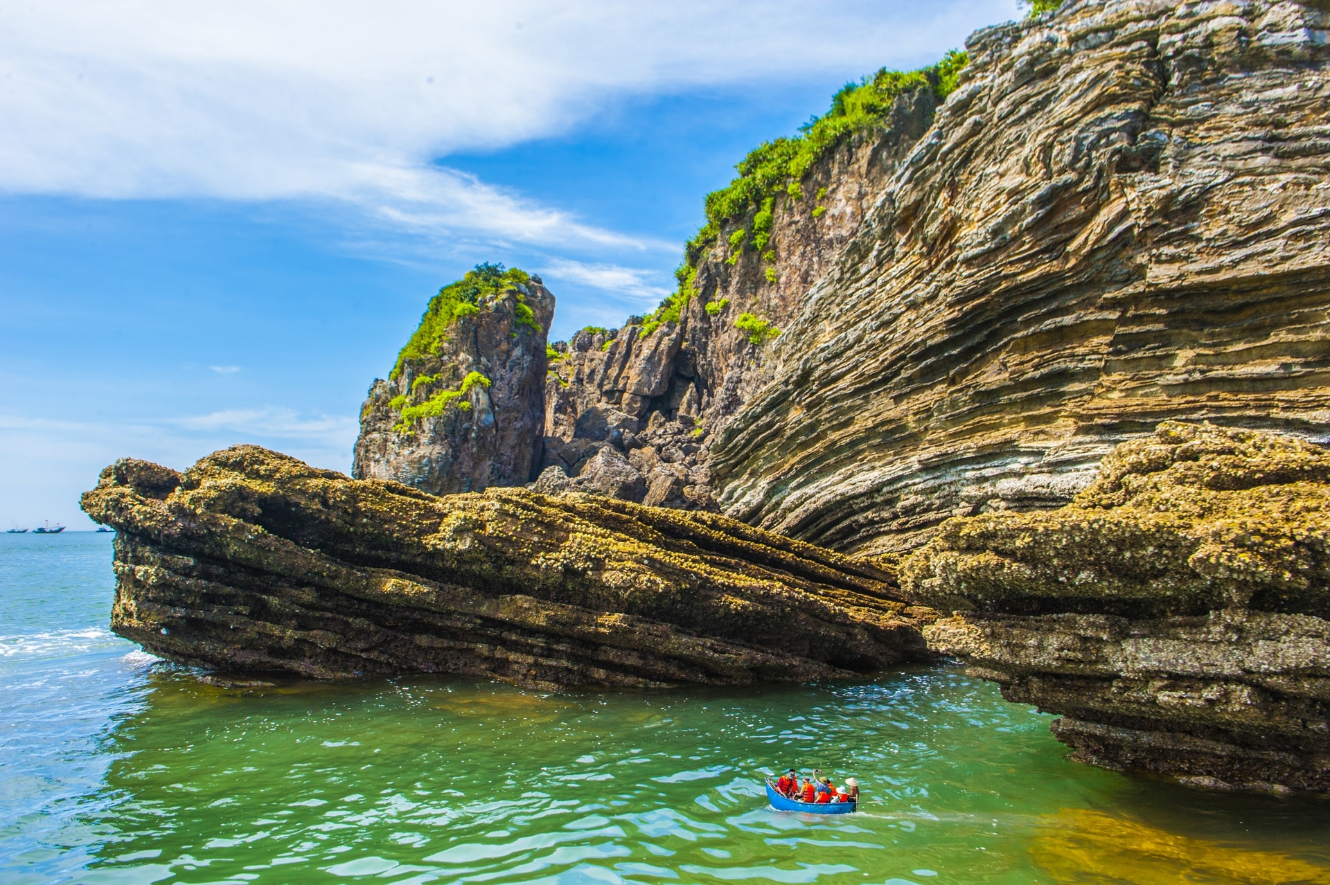 Vách đá địa chất nhô ra biển tạo nên kỳ quan choáng ngợp
