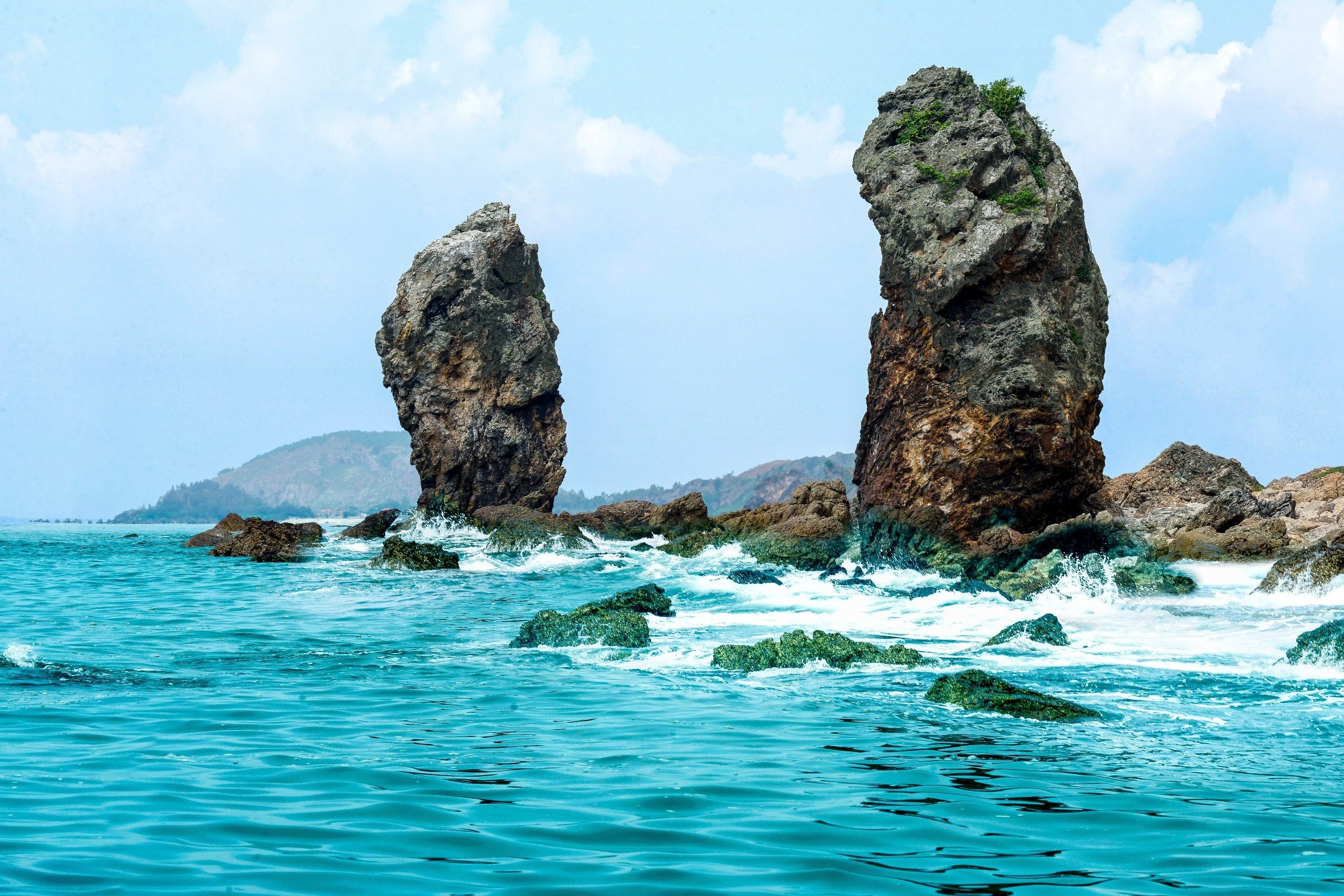 Vách đá sừng sững dưới chân núi Rồng
