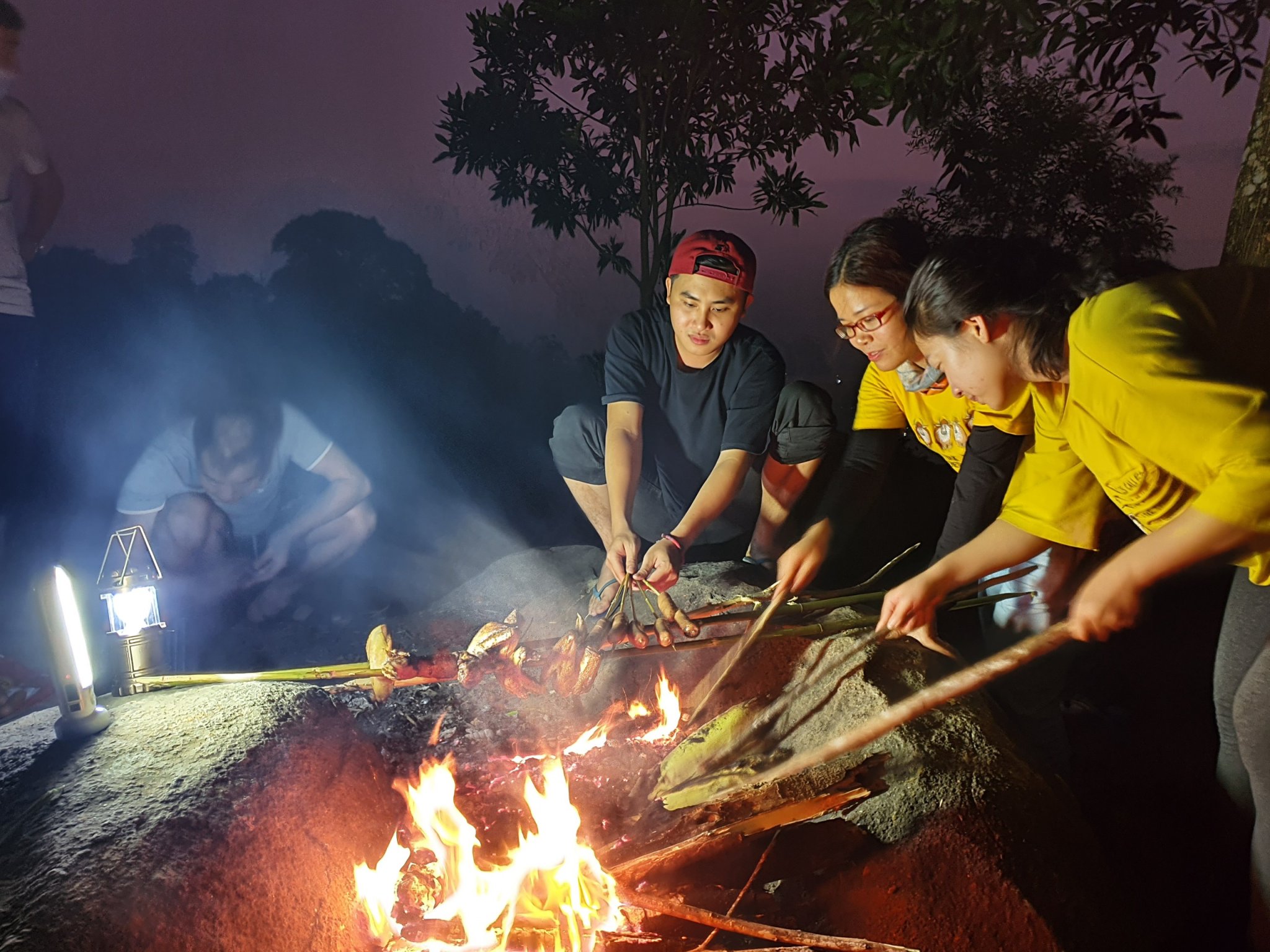 Tổ chức lửa trại cùng bạn bè trên núi Rồng
