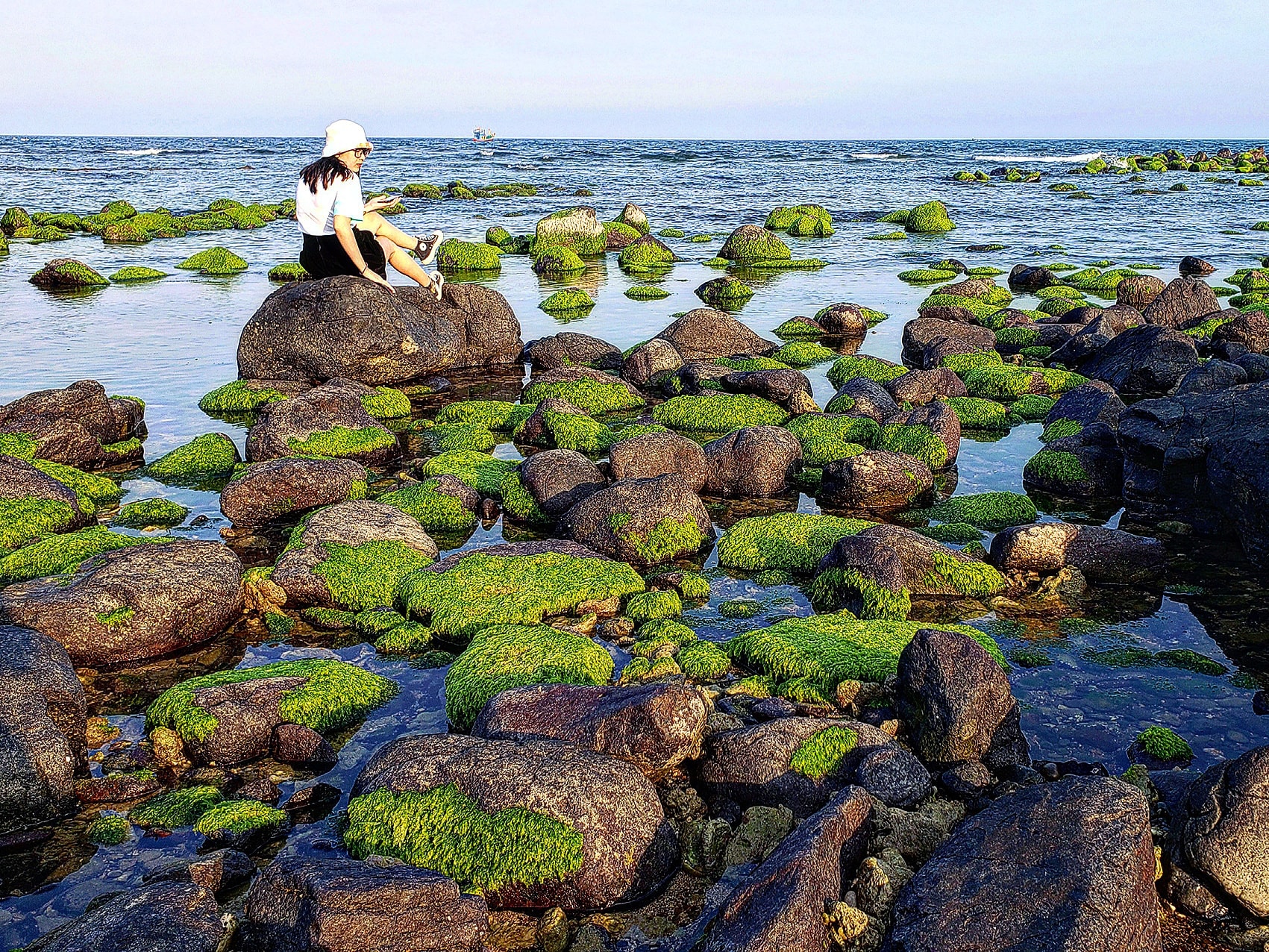 Bãi đá ma mị dưới chân núi Rồng
