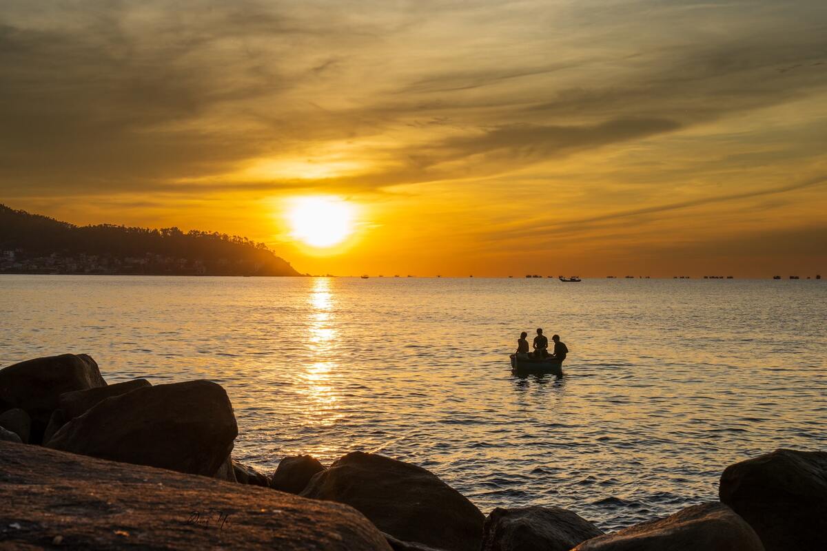 Núi đá vươn dài ra bờ biển Quỳnh
