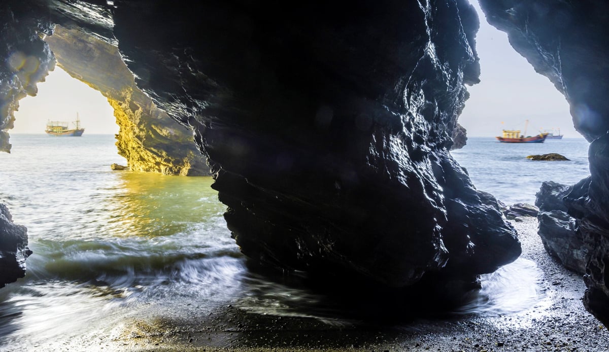 Bức tranh tuyệt mĩ khi núi đá và biển Quỳnh giao thoa
