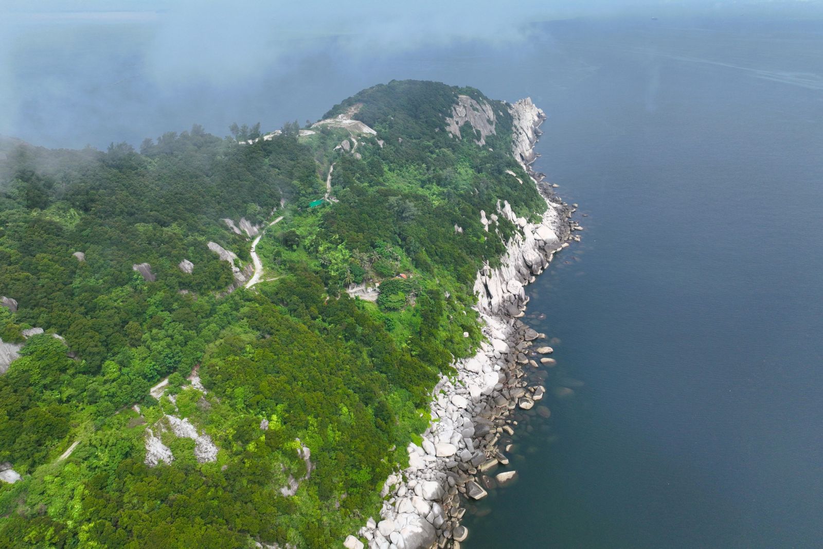 Toàn cảnh núi Rồng nhìn từ trên cao
