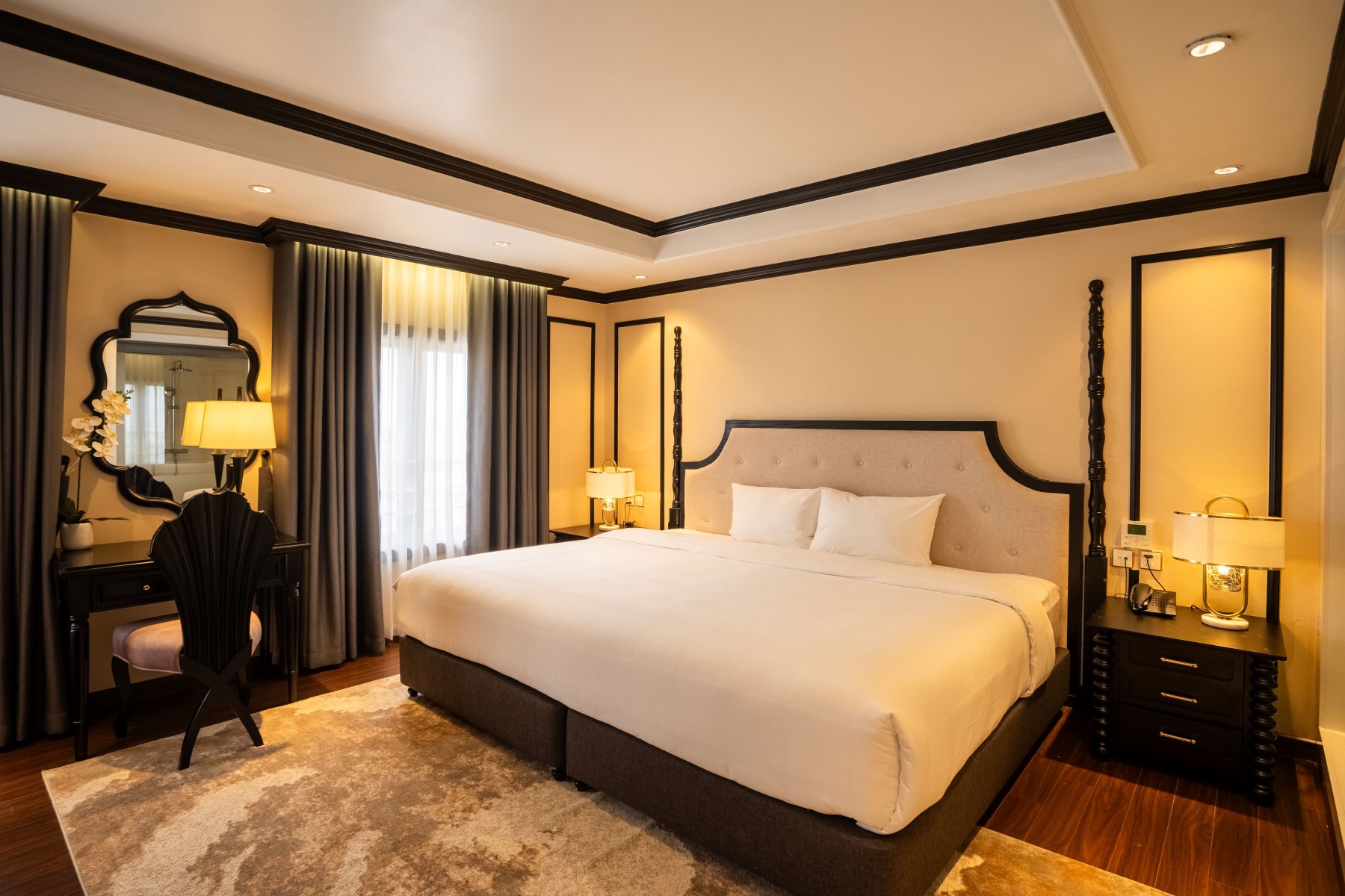 Phòng ngủ hạng FTE Suite King sang trọng với giường đôi lớn tại Khách sạn FTE Hạ Long.