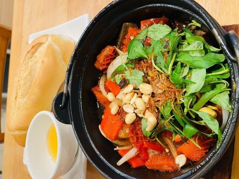 Phá lấu Thủy nổi bật với nước sốt sền sệt, béo ngậy
