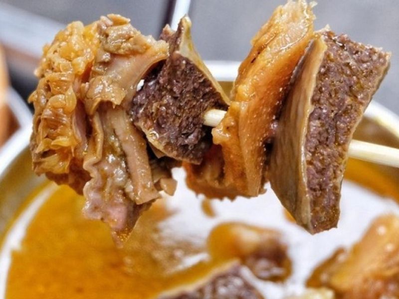 Quán Thu nổi tiếng với món phá lấu bò đậm đà, nước dùng sánh đặc như bò kho
