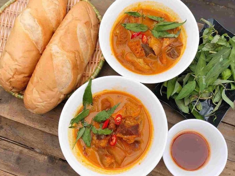 Phá lấu Thu ăn kèm bánh mì đặc biệt ngon
