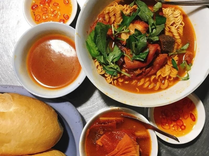 Món phá lấu ăn cùng mì siêu đắt khách tại quán Hương