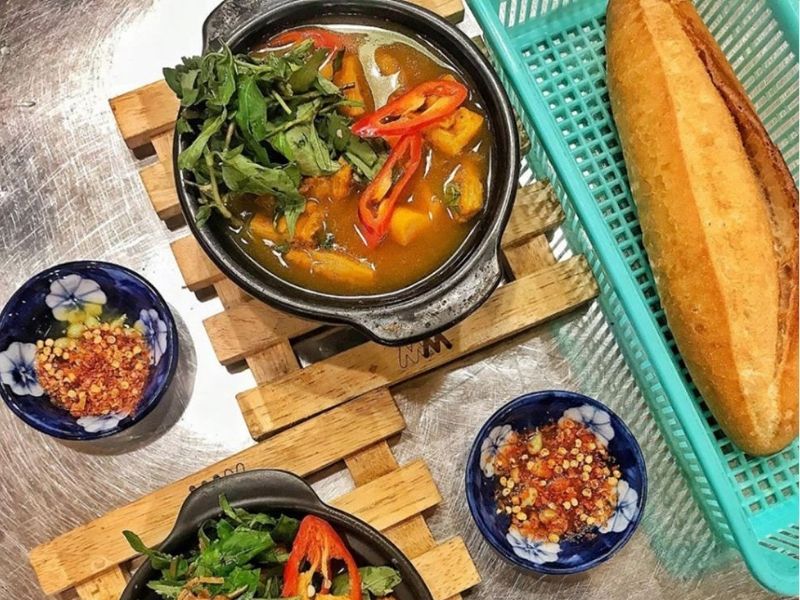 Mỗi tô phá lấu Sinh đều rất đậm đà
