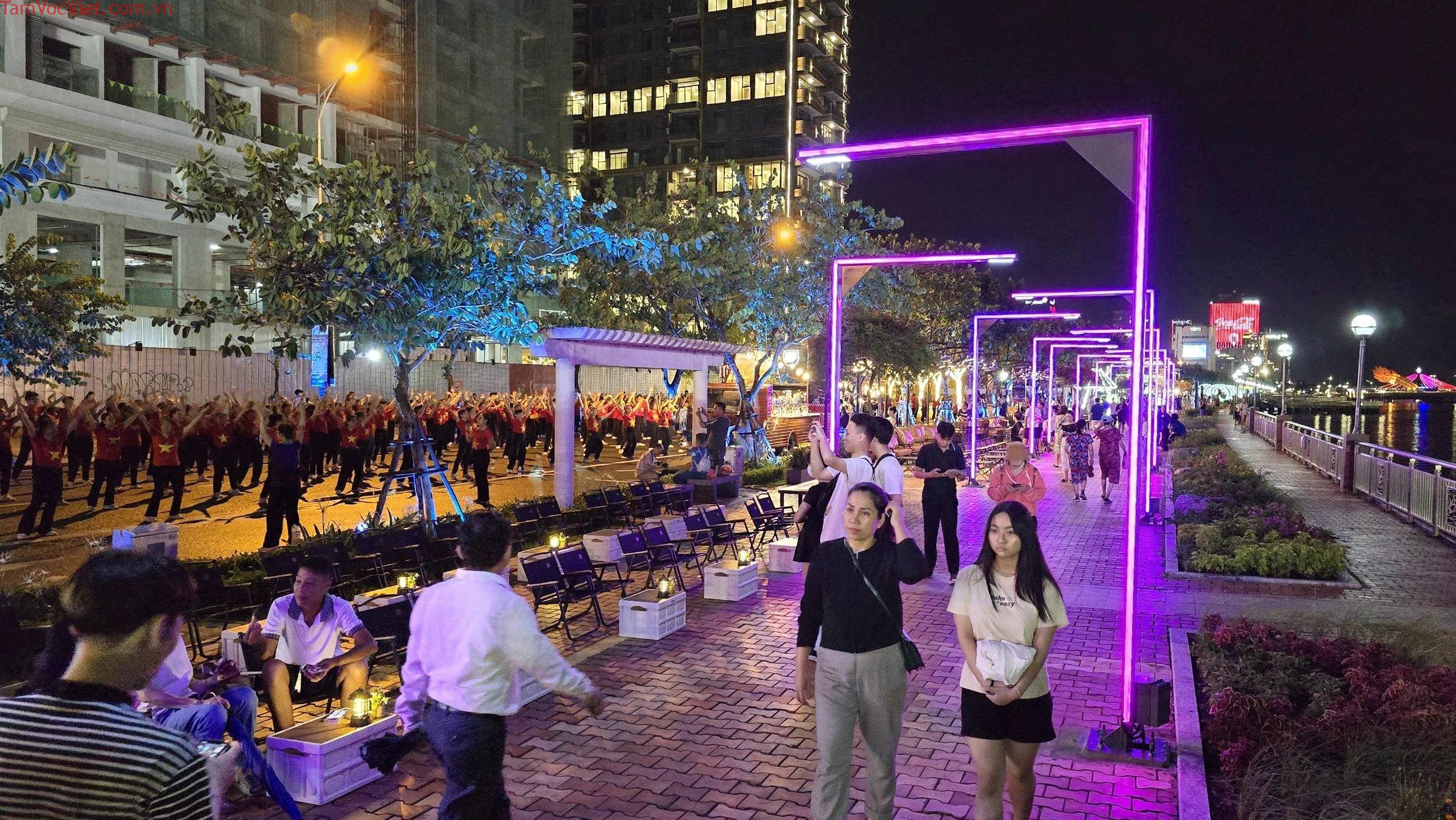 Du khách ghé thăm phố đi bộ nhộn nhịp
