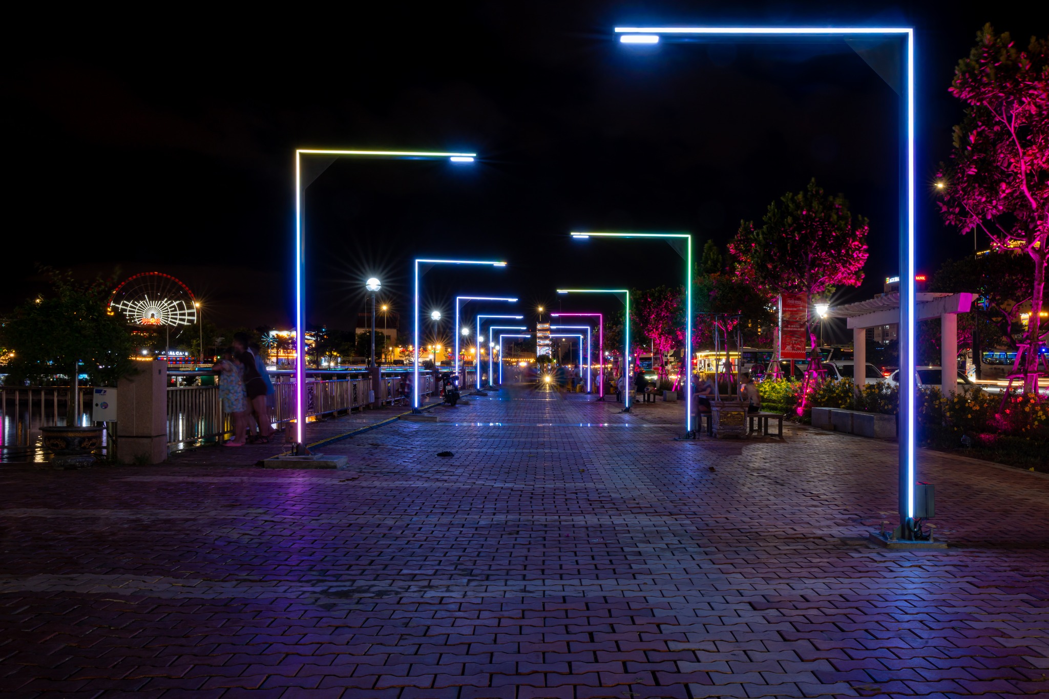 Lòng phố đi bộ rộng rãi, thoáng mát
