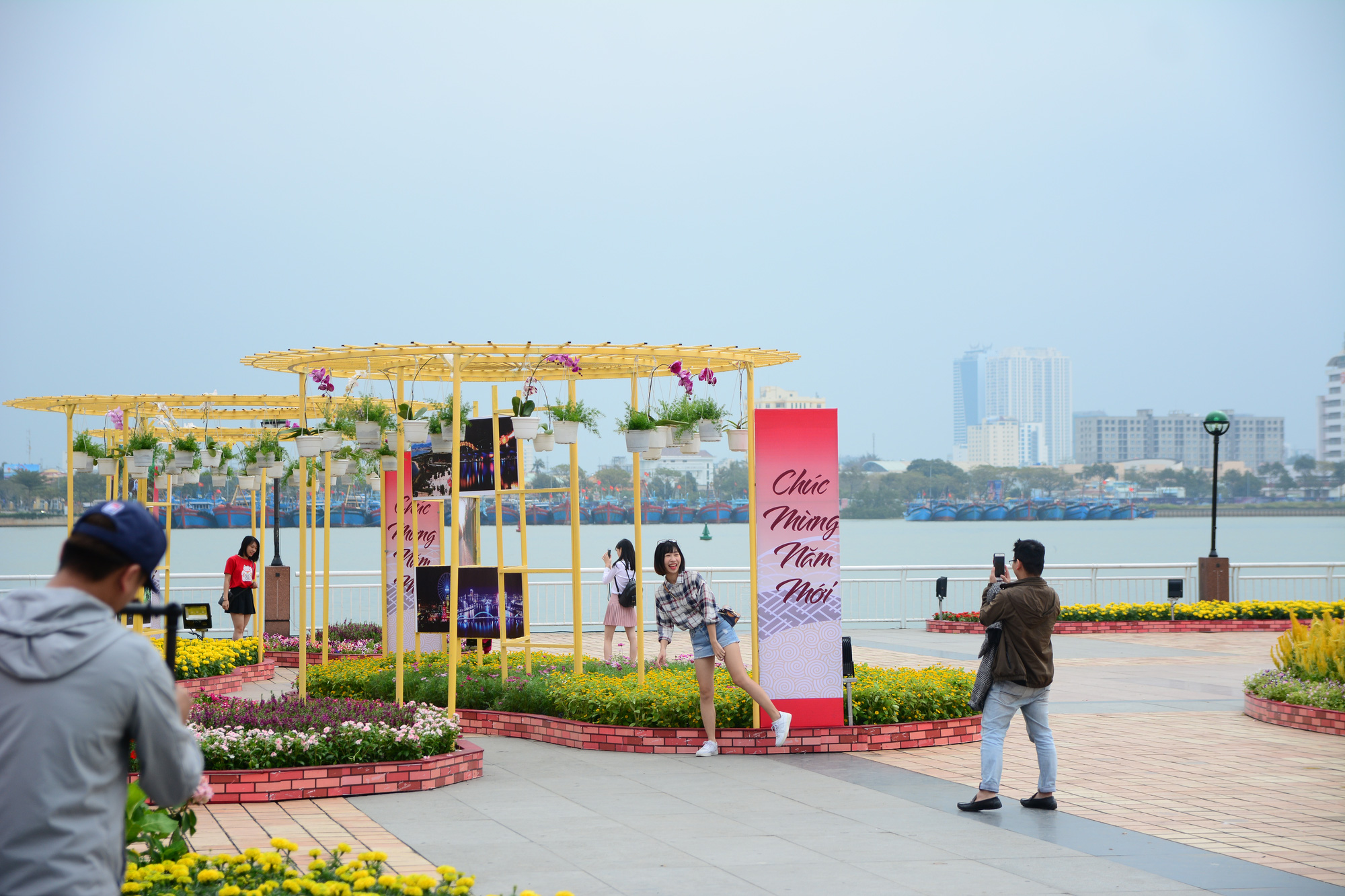 Background sống ảo cực chất ven sông Hàn tại phố đi bộ
