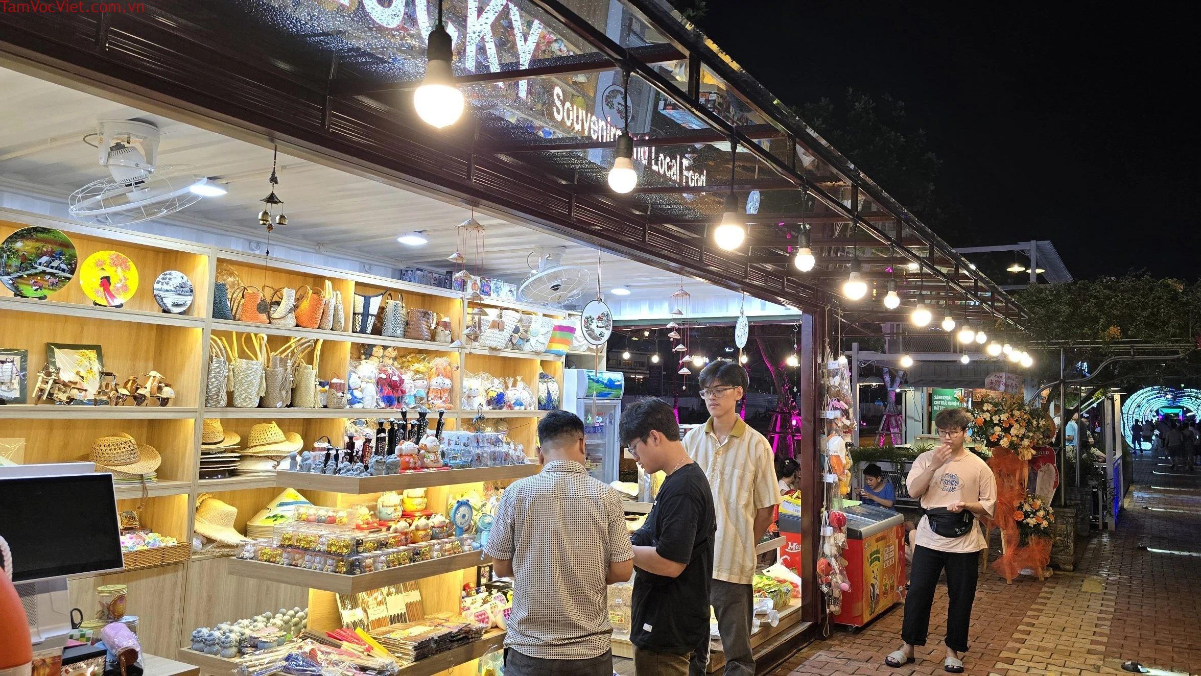 Các gian hàng lưu niệm nhiều màu sắc
