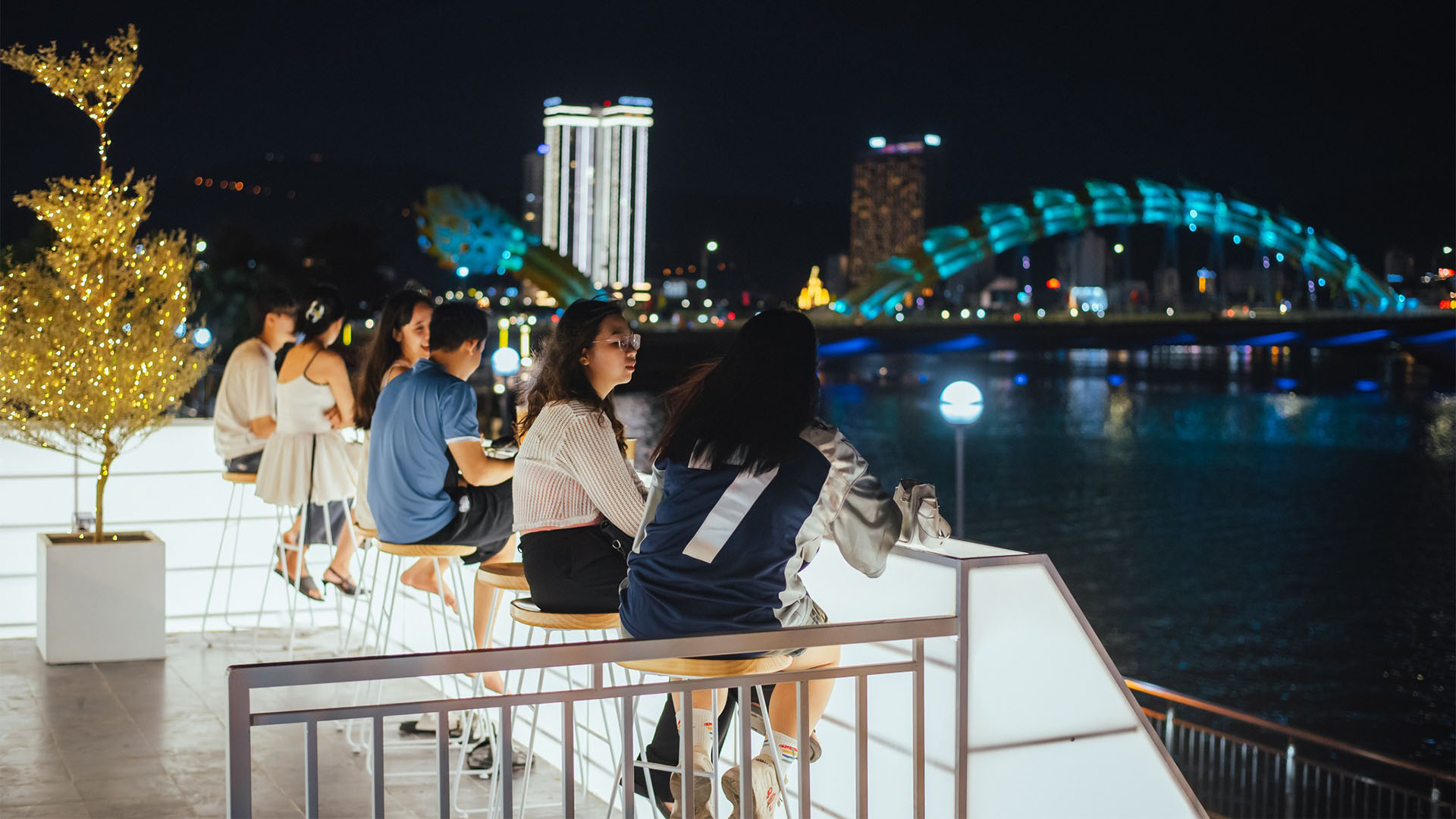 Hóng gió tại các quán cafe dọc tuyến phố đi bộ
