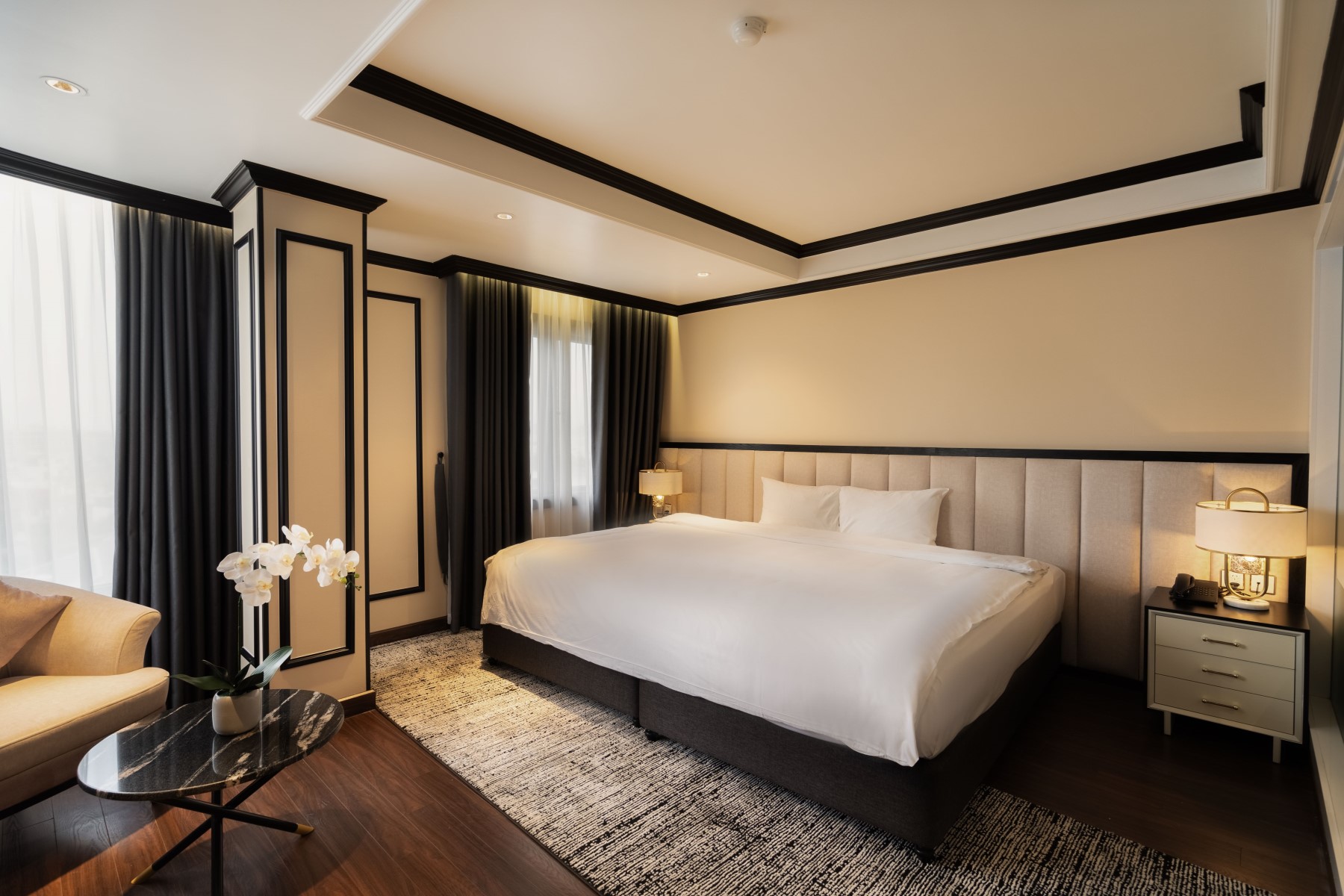Phòng Premier Room sở hữu ban công rộng thoáng với tầm nhìn view thành phố tuyệt đẹp.