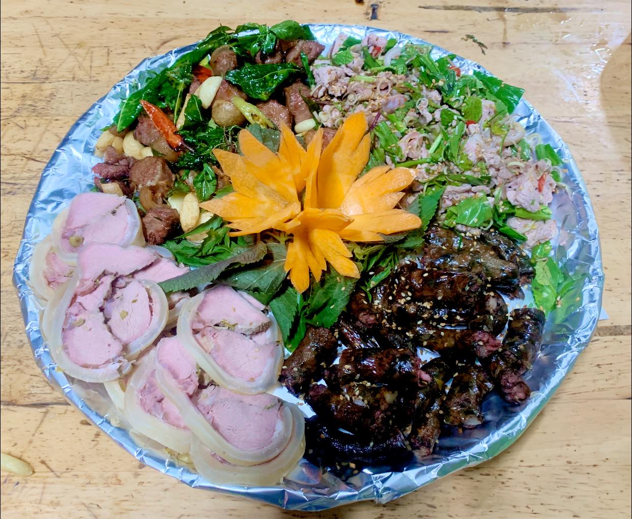 Mâm dê đủ món đầy đặn của quán dê Tuân
