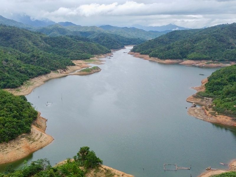 Hồ thủy điện Hủa Na nằm giữa thung lũng sương mù của miền Tây Nghệ An
