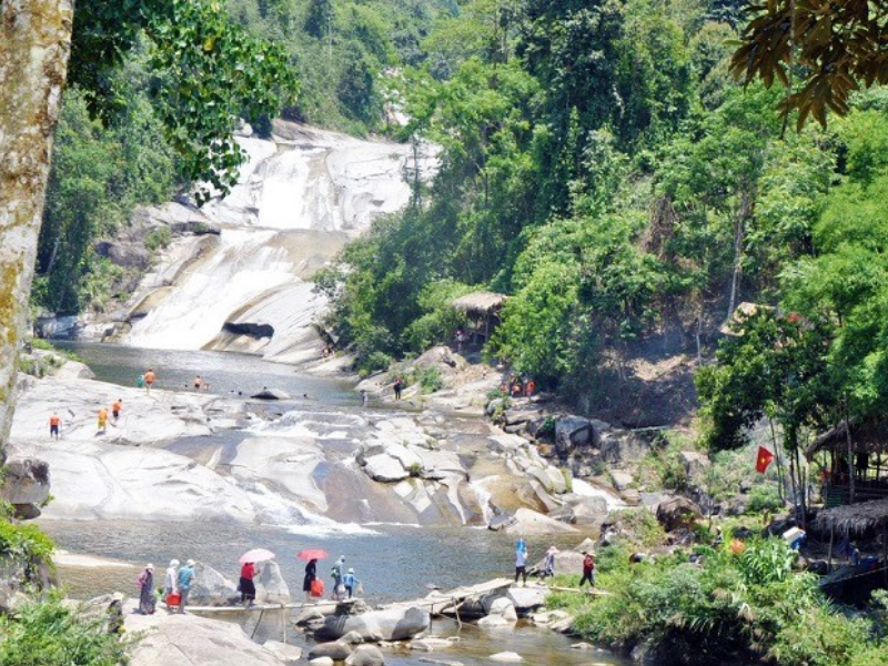 Những dòng thác nước xanh mát giữa núi rừng thiên nhiên rộng lớn
