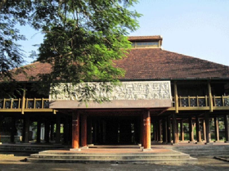 Du khách tham quan hiện vật các dân tộc thiểu số tại bảo tàng
