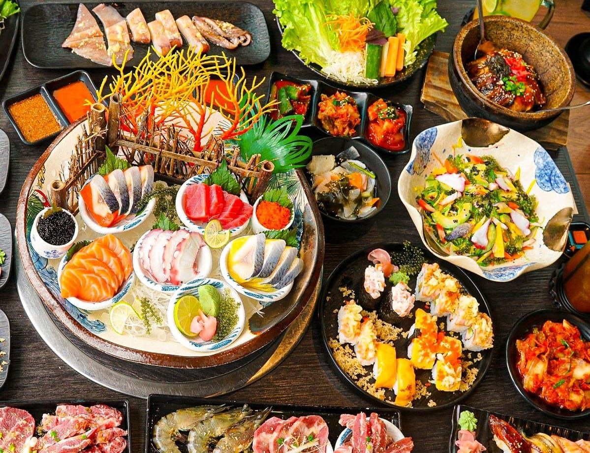 Sushi cá hồi và cá ngừ tươi tại Yen Yakiniku được thực khách yêu thích
