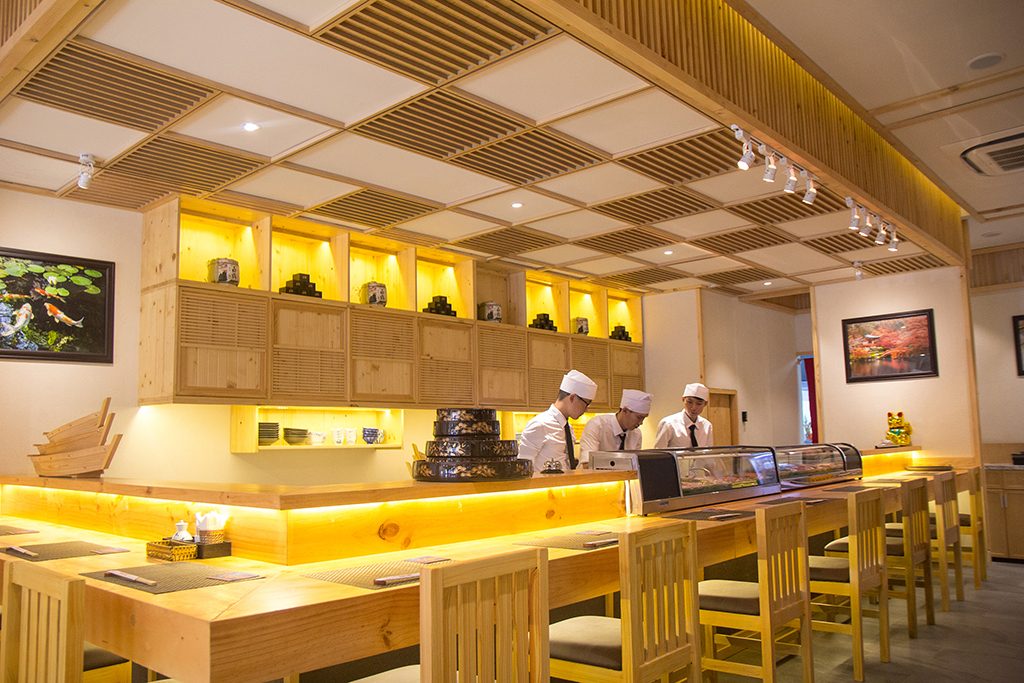Không gian quầy sushi truyền thống tại Sushi World Restaurant
