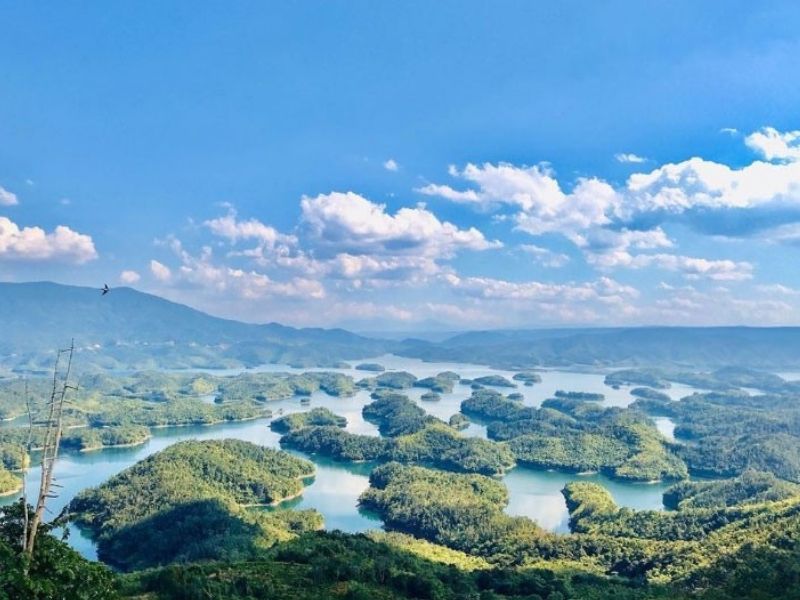Hồ Tà Đùng vẫn thường được ví như vịnh Hạ Long của khu vực Tây Nguyên