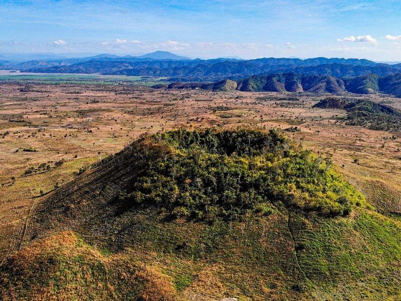 Núi lửa Chư Bluk bao gồm những hang động nằm ẩn mình sâu trong lòng đất
