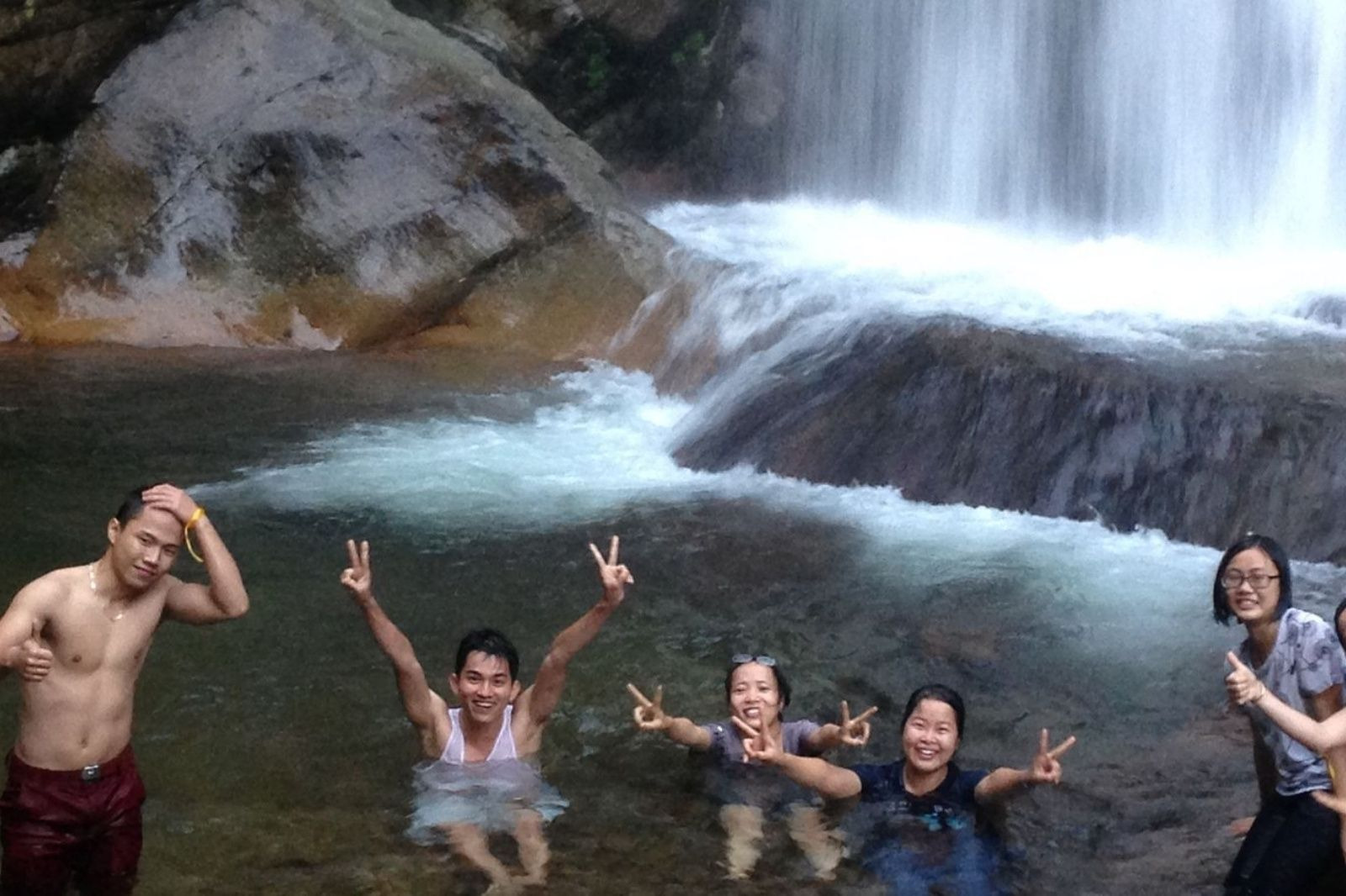 Trải nghiệm tắm dưới thác nước thú vị
