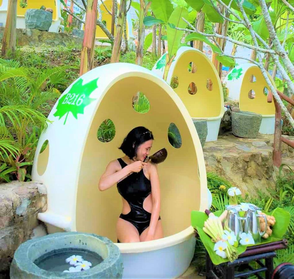 Bùn khoáng hình quả trứng khổng lồ tại Trăm Trứng Nha Trang
