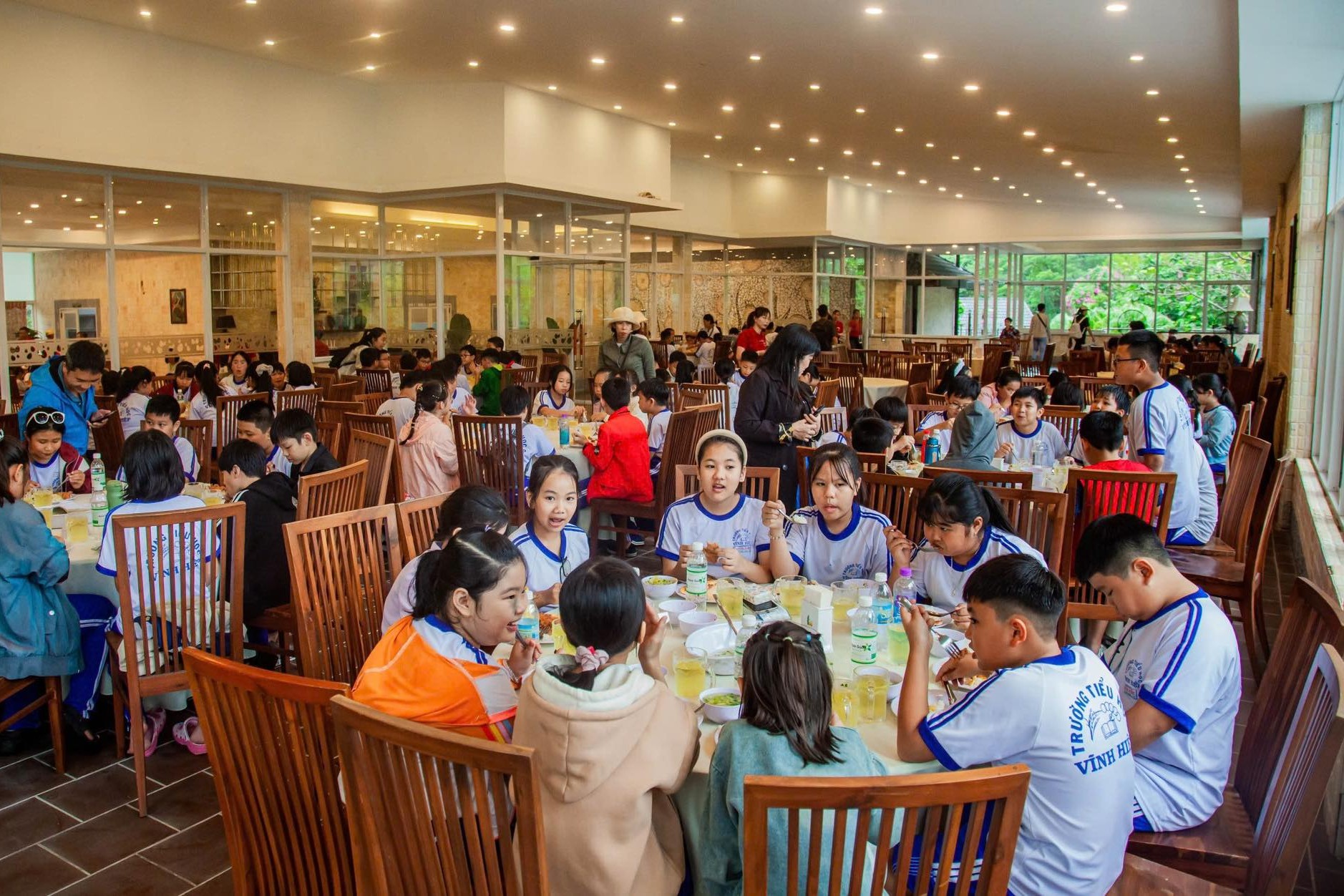 Không gian Nhà hàng Trăm Trứng rộng rãi, thoải mái phục vụ khách
