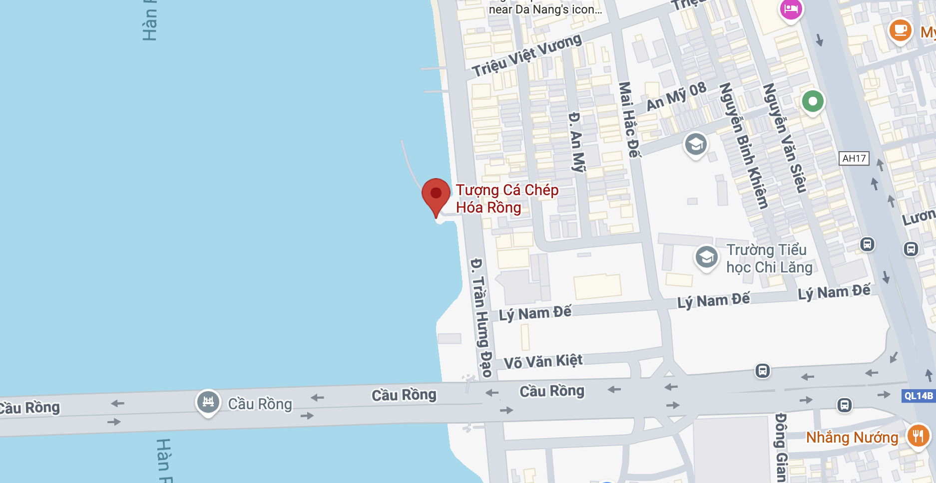 Tượng cá chép hoá rồng nằm ngay ở khu vực Bến du thuyền
