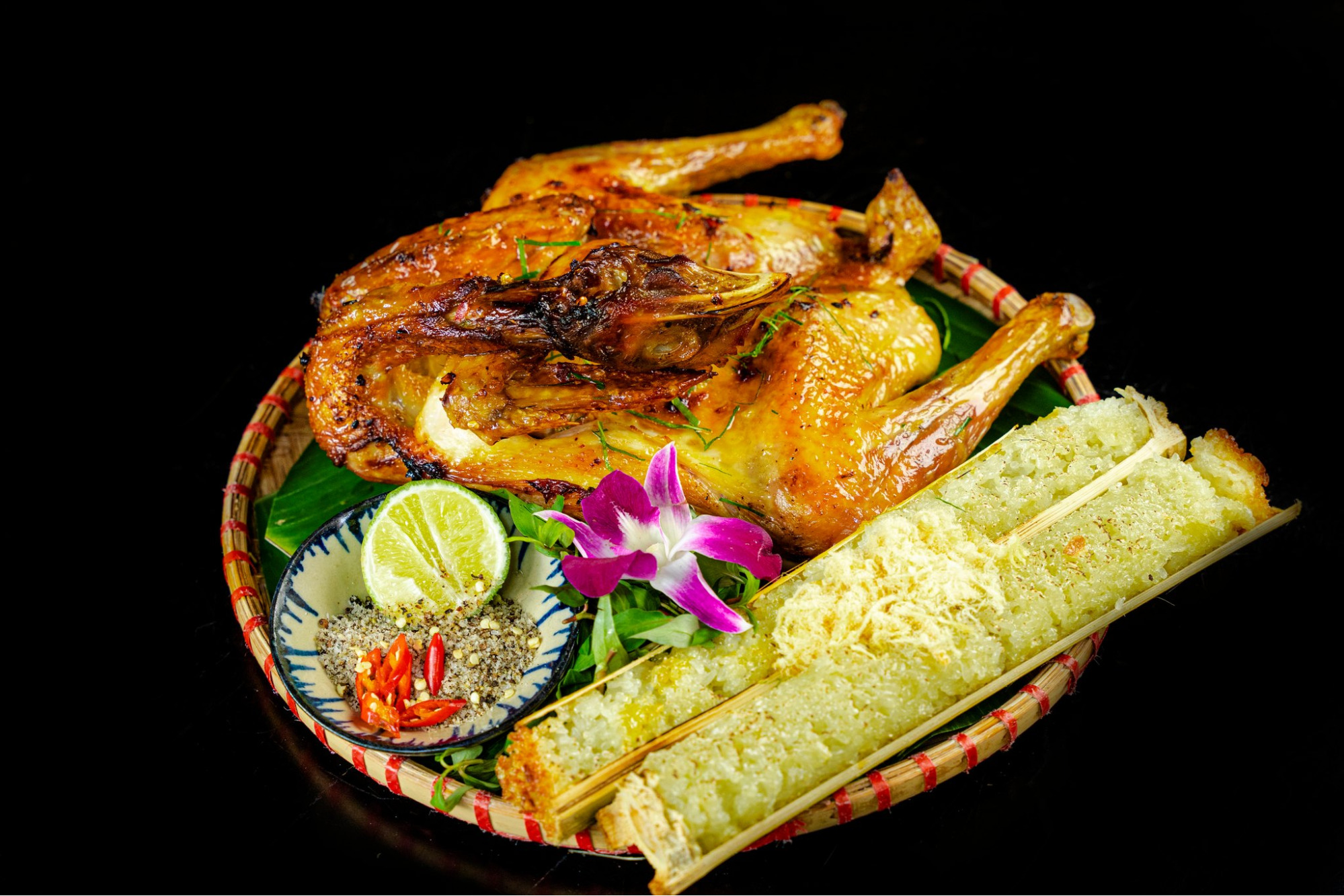 Gà nướng cơm lam là món ăn đặc sản của núi rừng Tây Nguyên
