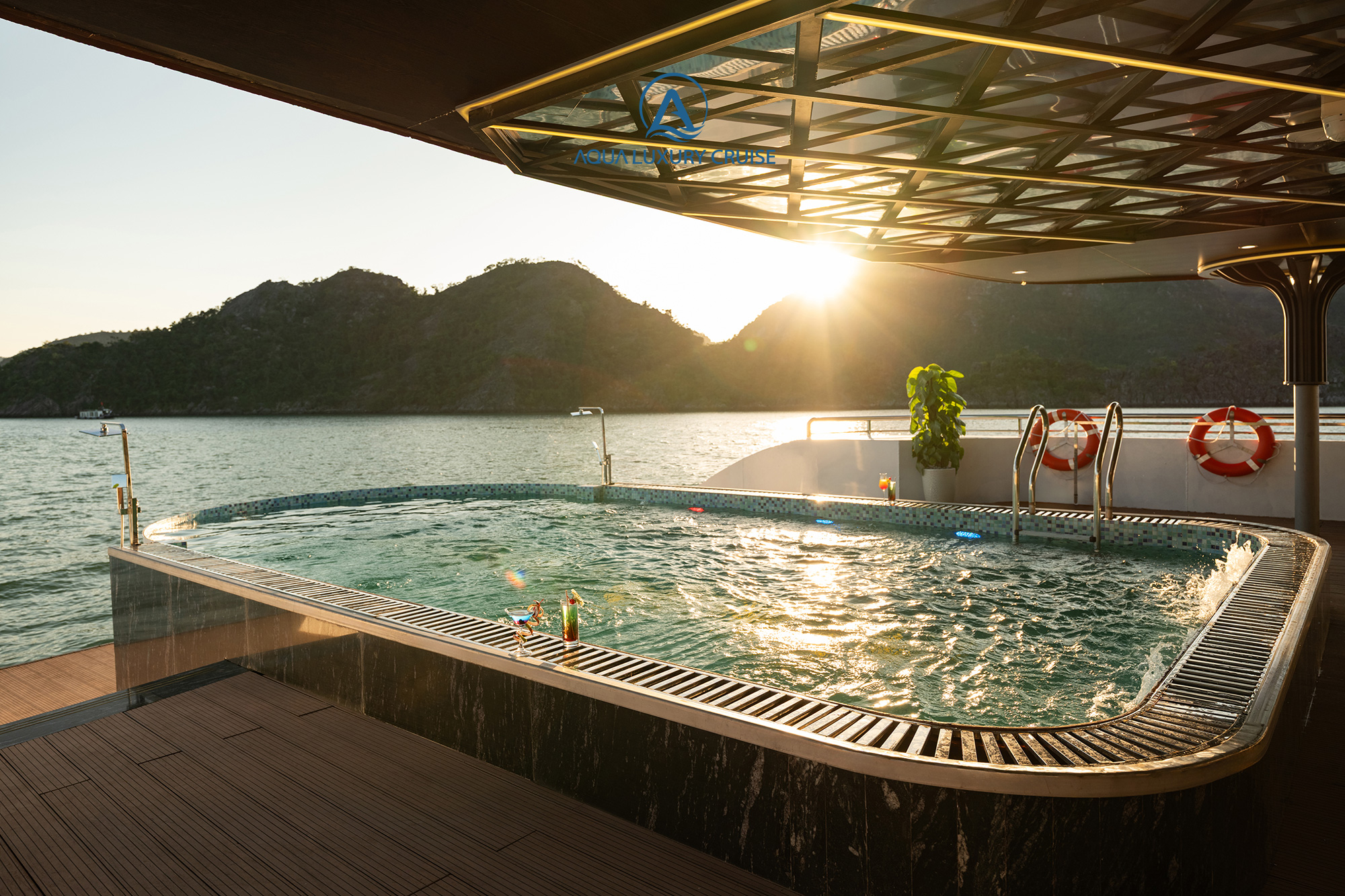Bể bơi trên Du thuyền Aqua Luxury