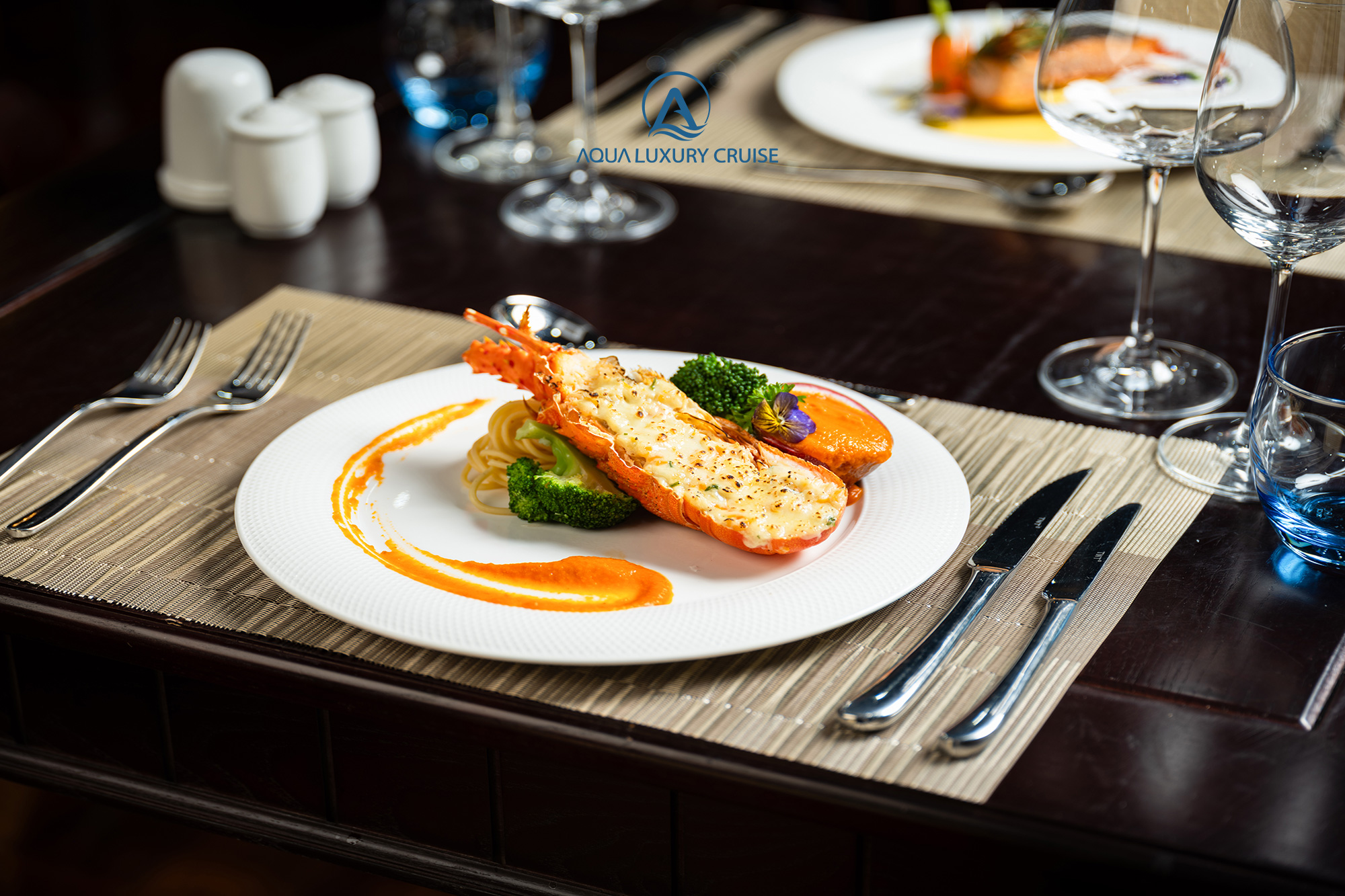 Nhà hàng trên Du thuyền Aqua Luxury
