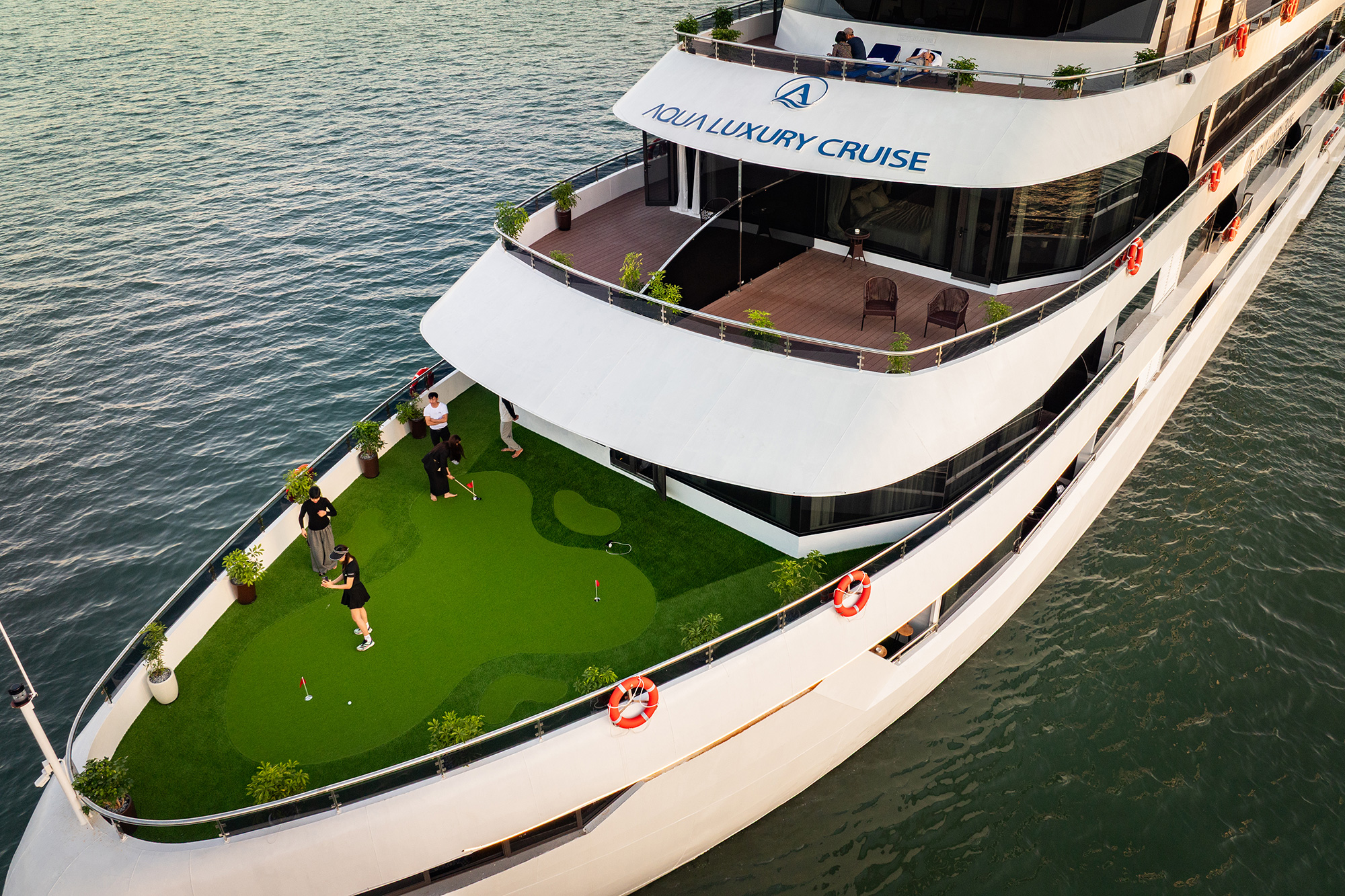 Sân golf Mini trên Du thuyền Aqua Luxury