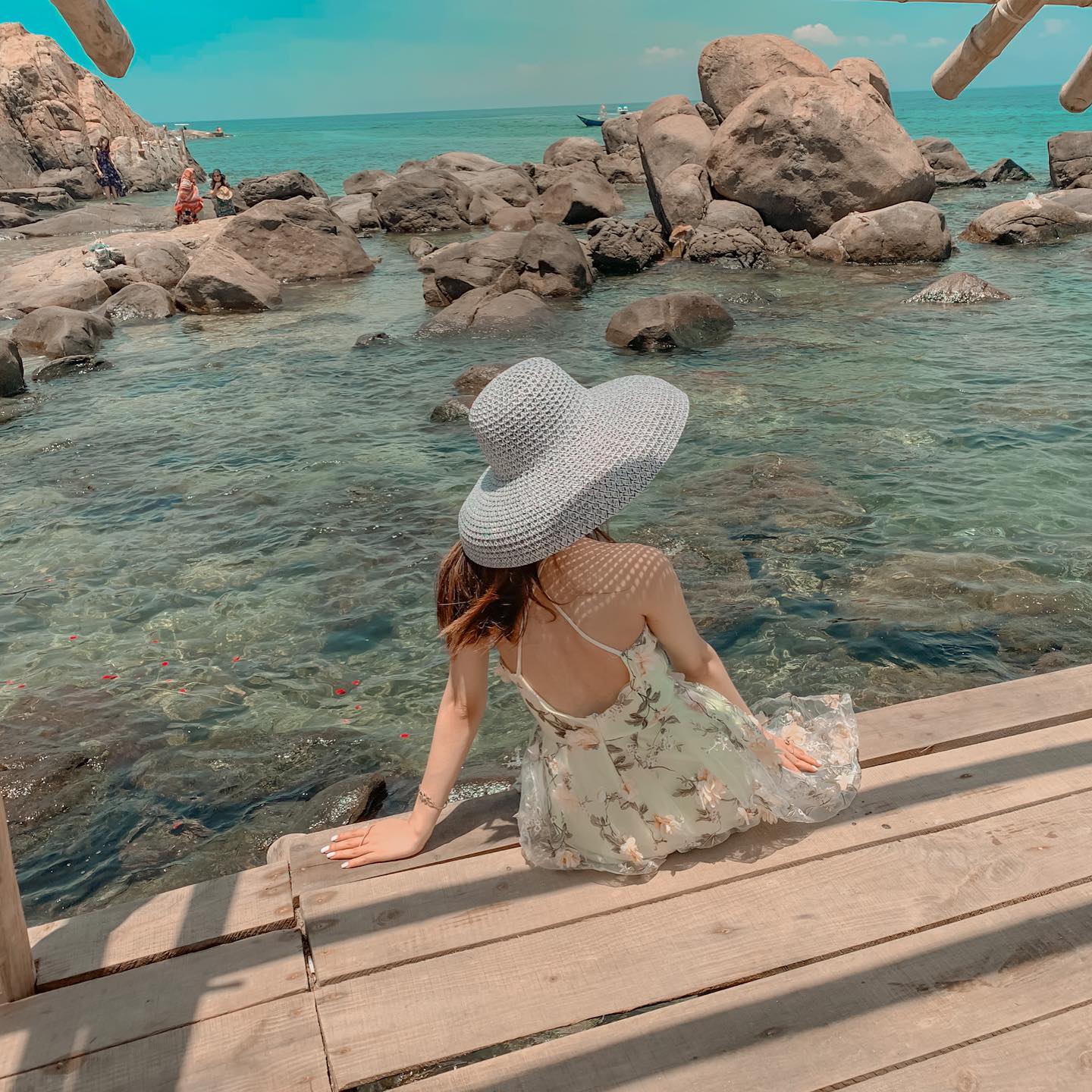 Check in bên làn nước trong xanh tại bãi Bụt
