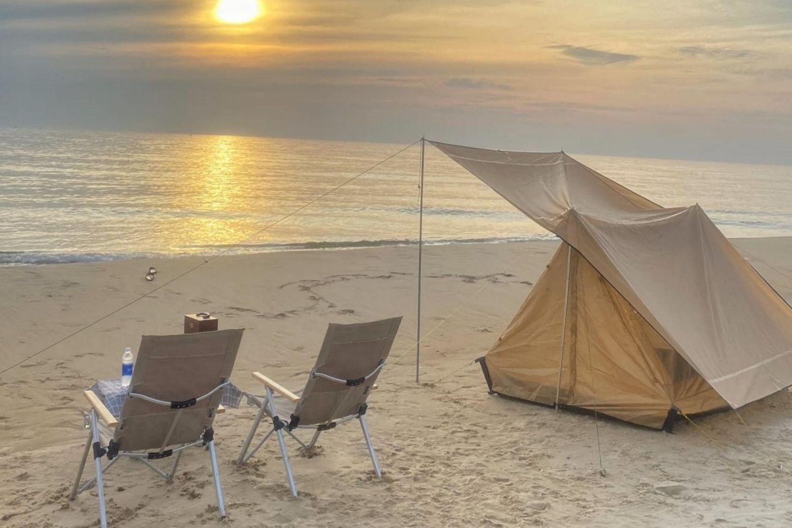 Đón bình minh tuyệt đẹp trên bãi biển hoang sơ
