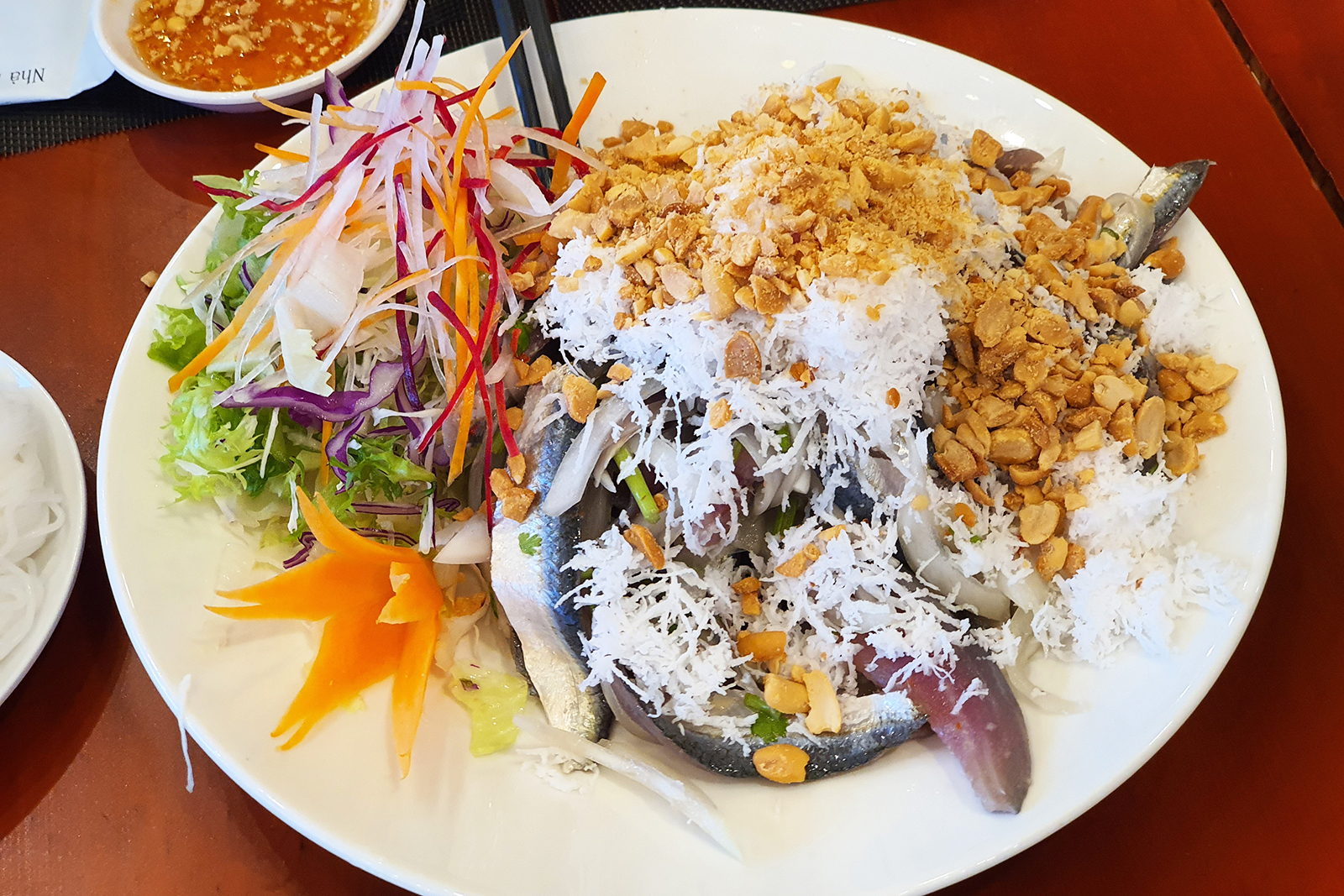 Món gỏi độc đáo với cá trích tươi rói, đậm đà
