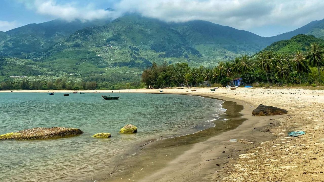 Bãi tắm hoang sơ, trong lành cần được bảo vệ
