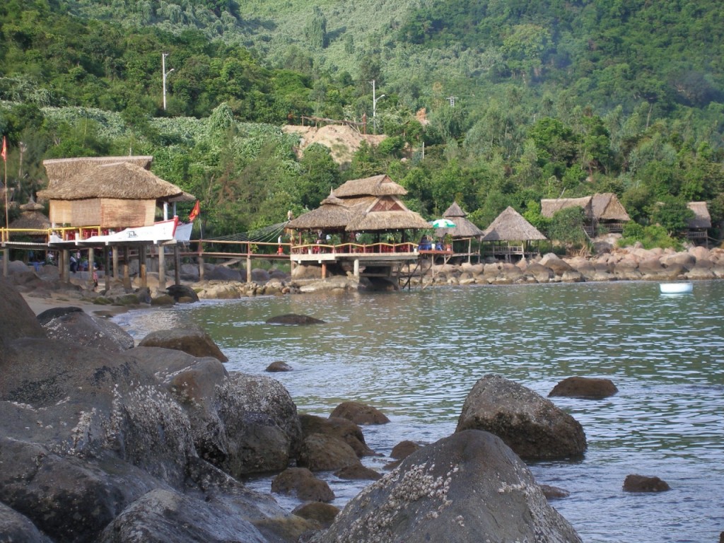 Vẻ đẹp bình yên giữa đại ngàn và biển cả
