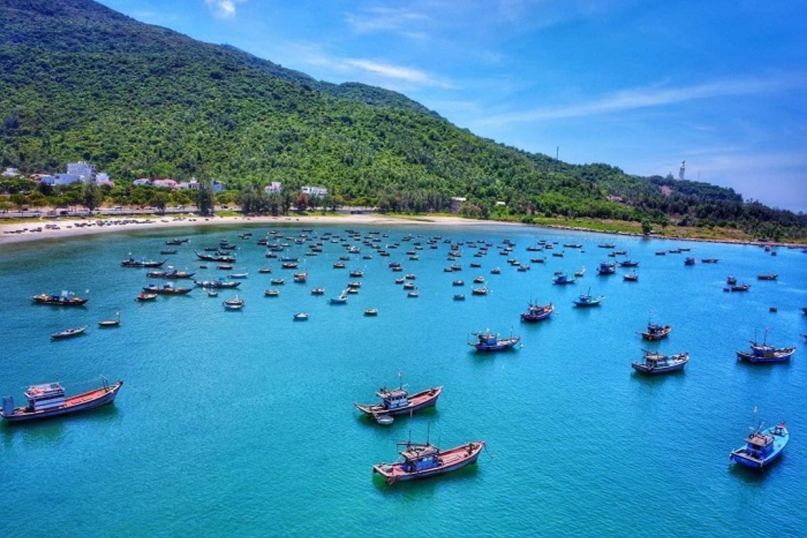 Nắng tháng 3 rực rỡ khiến màu nước biển tại bãi Bụt trong xanh hơn
