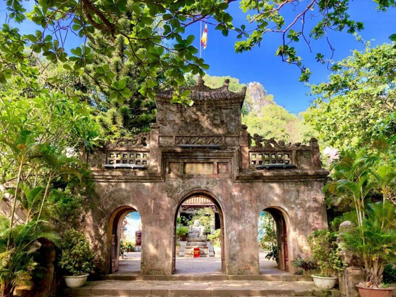 Nét cổ kính của cổng chùa Tam Thai
