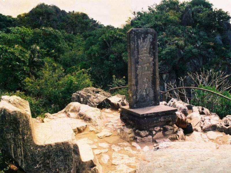 Bia đá cổ tại Vọng Giang Đài thời vua Minh Mạng