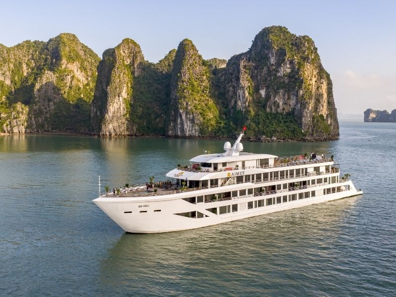 Du thuyền Aime'e hùng vĩ giữa vịnh Hạ Long
