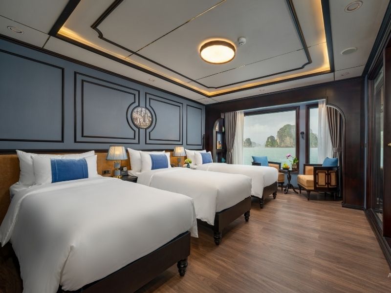 Không gian Grace Ocean Suite với cửa sổ lớn đón trọn ánh sáng và khung cảnh vịnh.