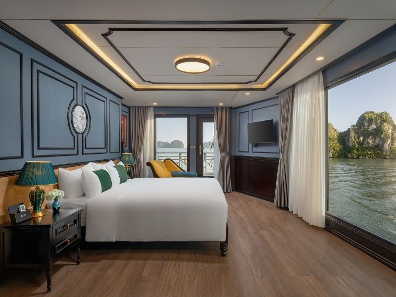 Không gian Essence Terrace Suite với ban công rộng và khu vực thư giãn riêng.