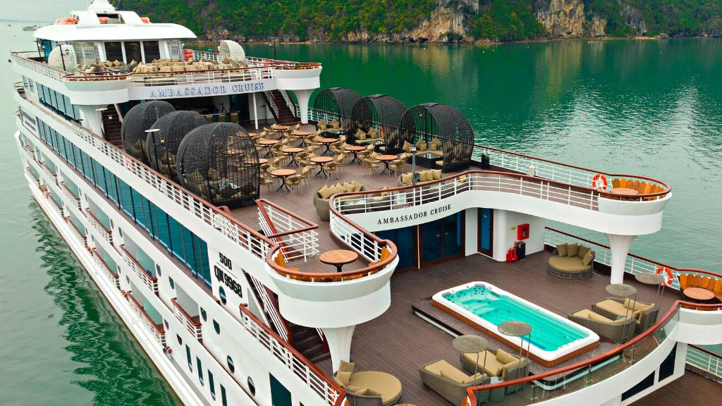 Bể bơi Jacuzzi và Sundeck 360 trên du thuyền Ambassador
