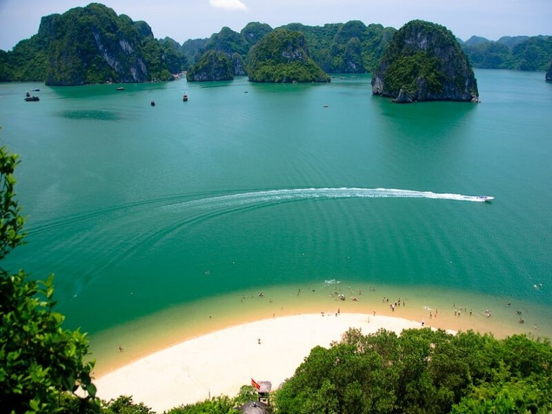Trải nghiệm bãi tắm vầng trăng ngay trên đảo Titop