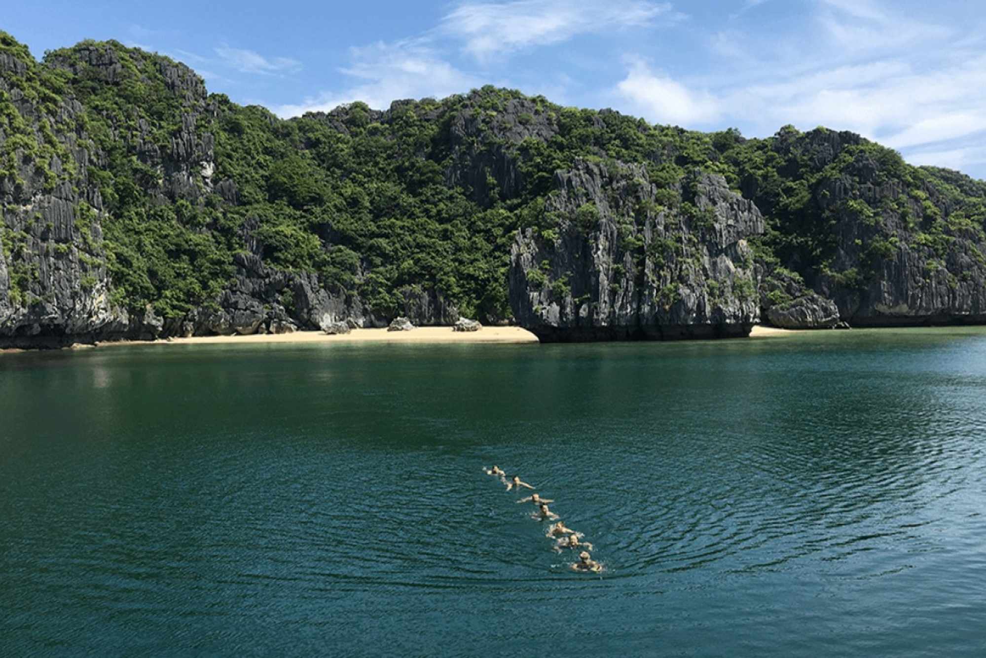 Bãi tắm Ba trái đào xanh biếc